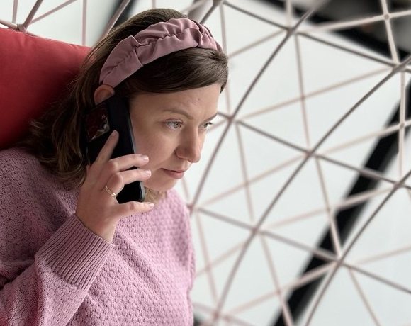 Dorota Anna al teléfono, cualificando a un prospecto